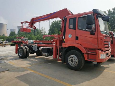 點擊查看詳細信息<br>標題：6.3噸大運隨車吊 閱讀次數：1590
